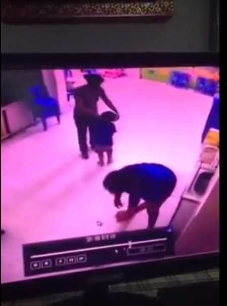 Cô giáo đánh trẻ (ảnh chụp màn hình clip) 