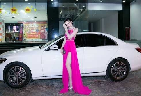 Cô khoe vóc dáng mỹ miều bên xe sang bạc tỷ. Được biết, đây là chiếc xe người đẹp tự mua với số tiền kiếm được từ nghiệp diễn. Cô khoe vóc dáng mỹ miều bên xe sang bạc tỷ. Được biết, đây là chiếc xe người đẹp tự mua với số tiền kiếm được từ nghiệp diễn.