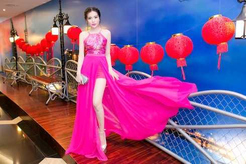 Cao Thái Hà gây chú ý khi diện thiết kế dạng yếm xẻ cao vô cùng đẹp mắt của Ivan Trần. Cao Thái Hà gây chú ý khi diện thiết kế dạng yếm xẻ cao vô cùng đẹp mắt của Ivan Trần.