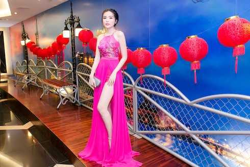 Top 5 Nữ hoàng trang sức chia sẻ, bất cứ sự kiện giải trí dù lớn hay nhỏ cô đều dành khá nhiều thời gian lựa chọn trang phục, make up để có hình ảnh đẹp nhất gửi đến khán giả yêu quý mình. Chính những hình ảnh đẹp giúp Cao Thái Hà nhận được những lời mời tham gia phim ảnh liên tiếp trong 2016. Top 5 Nữ hoàng trang sức chia sẻ, bất cứ sự kiện giải trí dù lớn hay nhỏ cô đều dành khá nhiều thời gian lựa chọn trang phục, make up để có hình ảnh đẹp nhất gửi đến khán giả yêu quý mình. Chính những hình ảnh đẹp giúp Cao Thái Hà nhận được những lời mời tham gia phim ảnh liên tiếp trong 2016.