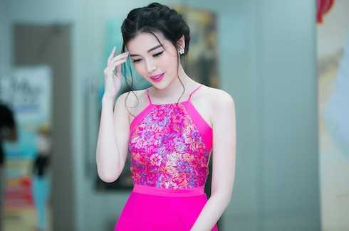 Người đẹp chia sẻ: “Là trụ cột của gia đình, Hà ý thức được việc phải giữ gìn bản thân và có hướng đi bền vững để có bố mẹ an tâm. Ngoài ra, fans của Hà là những bạn trẻ còn đang đi học hay công chức văn minh, nên Hà mong muốn những câu chuyện xung quanh cuộc sống vày hình ảnh có ảnh hưởng tích cực đến mọi người. Ngay sau event này, Hà chuẩn bị bước vào hơn 1 tháng trên phim trường ‘Chạm vào danh vọng’ của đạo diễn Minh Cao, nên sẽ có ít thời gian tham gia sự kiện, nhưng chắc chắn sẽ lien tục cập nhật hình ảnh đến người hâm mộ”. Người đẹp chia sẻ: “Là trụ cột của gia đình, Hà ý thức được việc phải giữ gìn bản thân và có hướng đi bền vững để có bố mẹ an tâm. Ngoài ra, fans của Hà là những bạn trẻ còn đang đi học hay công chức văn minh, nên Hà mong muốn những câu chuyện xung quanh cuộc sống vày hình ảnh có ảnh hưởng tích cực đến mọi người. Ngay sau event này, Hà chuẩn bị bước vào hơn 1 tháng trên phim trường ‘Chạm vào danh vọng’ của đạo diễn Minh Cao, nên sẽ có ít thời gian tham gia sự kiện, nhưng chắc chắn sẽ lien tục cập nhật hình ảnh đến người hâm mộ”.