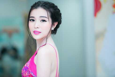 Liên tục được mời tham gia những sự kiện lớn của làng giải trí, người đẹp phim ‘Hẻm cụt’ cảm thấy hạnh phúc vì sự đón nhận của truyền thông và những đơn vị tổ chức. Tuy còn khá bỡ ngỡ khi bước đến những thảm đỏ được đầu tư hoành tráng, song Cao Thái Hà dần lấy lại sự tự tin nhờ có ekip hung hậu hỗ trợ phía sau. Liên tục được mời tham gia những sự kiện lớn của làng giải trí, người đẹp phim ‘Hẻm cụt’ cảm thấy hạnh phúc vì sự đón nhận của truyền thông và những đơn vị tổ chức. Tuy còn khá bỡ ngỡ khi bước đến những thảm đỏ được đầu tư hoành tráng, song Cao Thái Hà dần lấy lại sự tự tin nhờ có ekip hung hậu hỗ trợ phía sau.