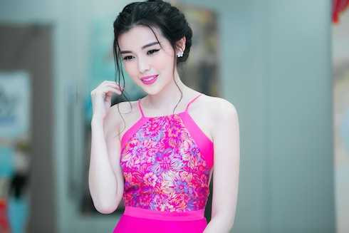 Tuy còn khá bỡ ngỡ khi bước đến những thảm đỏ được đầu tư hoành tráng, song Cao Thái Hà dần lấy lại sự tự tin nhờ có ekip hung hậu hỗ trợ phía sau. Tuy còn khá bỡ ngỡ khi bước đến những thảm đỏ được đầu tư hoành tráng, song Cao Thái Hà dần lấy lại sự tự tin nhờ có ekip hung hậu hỗ trợ phía sau.