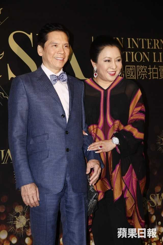 Châu Tinh Trì bị tố ăn trộm rượu vang, quỵt tiền khi chơi bài trong suốt 26 năm.