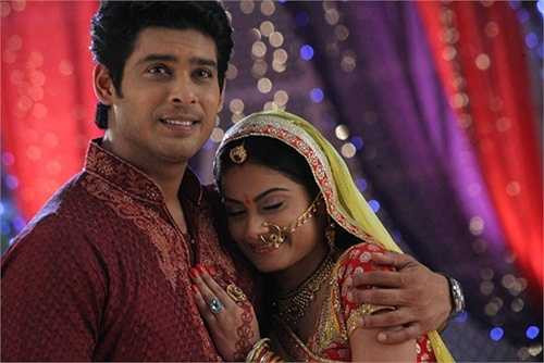 Anandi được tín nhiệm trở thành trưởng làng và có cuộc sống hạnh phúc bên cạnh thanh tra Shiv. Nhưng cuộc đời cô chưa dừng ở bến đỗ bình yên đó. Những sóng gió tiếp theo xảy ra với Anandi ra sao sẽ có trong các tập tiếp theo của 'Cô dâu 8 tuổi'. (Nguồn: Dân Việt)