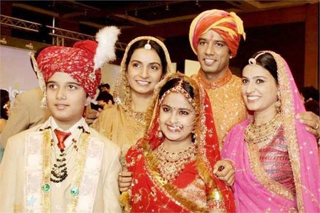 Lấy chồng năm 8 tuổi, Anandi phải chịu nhiều vất vả vì một bà nội chồng hà khắc và cổ hủ. Rất may, cô bé được bố mẹ chồng yêu thương và có suy nghĩ tiến bộ, cho Anandi đi học cùng Jagdish. Cô tỏ ra là một bé gái thông minh, chăm chỉ và lễ phép nên được mọi người quý mến.