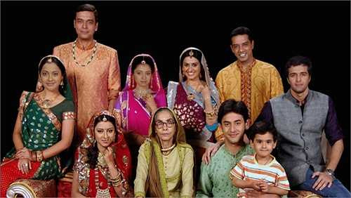 ￼ ￼￼ Gia đình nhà chồng Anandi có bà nội, vợ chồng người bác và bố mẹ chồng, chị chồng. Những câu chuyện xảy ra quanh cuộc sống của Anandi và mọi người tại khu làng cô sống được biên kịch phim xây dựng để đả kích nạn tảo hôn và các hủ tục cần bài trừ như việc phân biệt đối xử với phụ nữ, không cho con gái đi học... Anandi cũng nhiều lần hy sinh cho gia đình nhà chồng và Jagdish - người chồng cô lấy từ thuở nhỏ. Hơn một lần Anandi suýt chết để bảo vệ cho Jagdish.