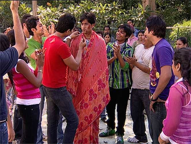 Jagdish là chồng của Anandi, người thừa kế của một gia đình giàu có. Từ nhỏ, Jagdish được nuông chiều và bao bọc bởi người bà yêu thương nhưng chiều chuộng quá mực khiến anh ích kỷ. Khi trưởng thành, Jagdish lên thành phố học Đại học Y nhờ sự ủng hộ của Anandi. Tuy nhiên, anh bị bạn bè trêu chọc và từng có ý nghĩ từ bỏ ước mơ đại học. Trong quãng thời gian này, Anandi là người luôn bên cạnh ủng hộ tinh thần chồng, cổ vũ anh quay trở lại trường.