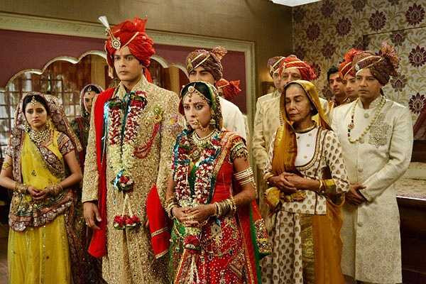 Hạnh phúc mỉm cười với Anandi khi cô gặp được chàng thanh tra Shiv tốt bụng. Gia đình nhà chồng cũ ủng hộ và tác hợp cho hai người nên duyên vợ chồng.