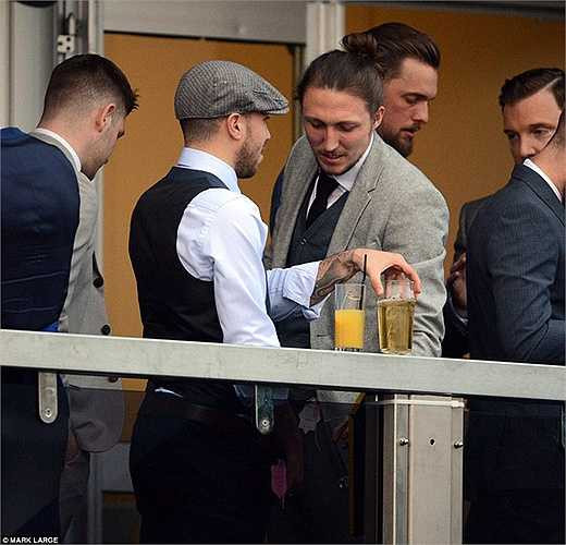 Samir Carruthers, cựu ngôi sao Arsenal và hiện đang là tiền vệ của MK Dons cùng một người bạn vô tư phóng uế ở khu VIP tại lễ hội Cheltenham Festival. 