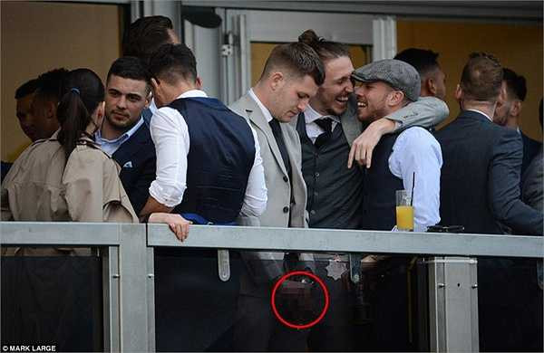 James Collins, cầu thủ đang đá cho Northampton Town cũng chẳng ngại ngần làm điều tương tự