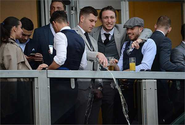 Rồi thản nhiên đổ cả cốc nước tiểu xuống phía dưới