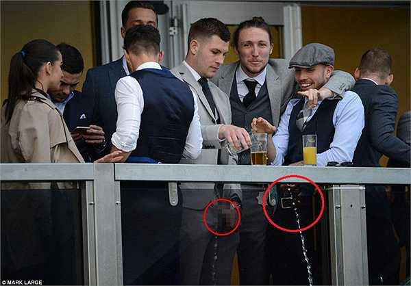 Hai cầu thủ bóng đá này trở thành vết nhơ trong lễ hội nổi tiếng Cheltenham Festival. MK Dons hiện đang cho điều tra vụ việc này. 