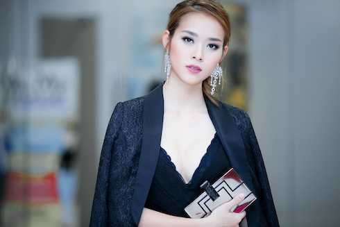 Chia sẻ về bí kíp để có vóc dáng hoàn hảo cùng thần thái luôn tự tin, Diệp Bảo Ngọc tiết lộ: “Thời gian qua tôi giảm được 4 ký nhờ tập luyện võ thuật cùng boxing ở cường độ cao nên cân nặng giảm đáng kể. Ngoài ra chế độ ăn uống có chút thay đổi chứ không quá thoải mái như trước. Tôi ăn nhiều rau, thịt nạc và cá để không bị dư thừa mỡ”. Chia sẻ về bí kíp để có vóc dáng hoàn hảo cùng thần thái luôn tự tin, Diệp Bảo Ngọc tiết lộ: “Thời gian qua tôi giảm được 4 ký nhờ tập luyện võ thuật cùng boxing ở cường độ cao nên cân nặng giảm đáng kể. Ngoài ra chế độ ăn uống có chút thay đổi chứ không quá thoải mái như trước. Tôi ăn nhiều rau, thịt nạc và cá để không bị dư thừa mỡ”.