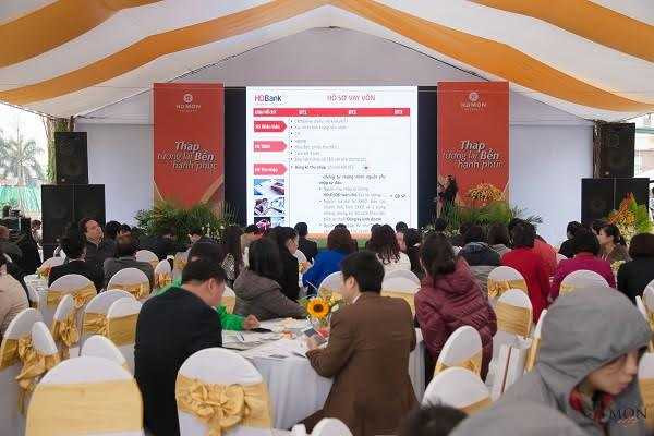 Hội trường chật kín khách đến tham dự mở bán Mon City