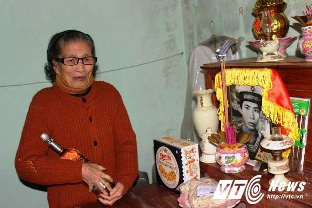 Mẹ Giỏ ôm chai nước biển khóc ròng trước bàn thờ liệt sĩ Tống Sĩ Bái Mẹ Giỏ ôm chai nước biển khóc ròng trước bàn thờ liệt sĩ Tống Sĩ Bái