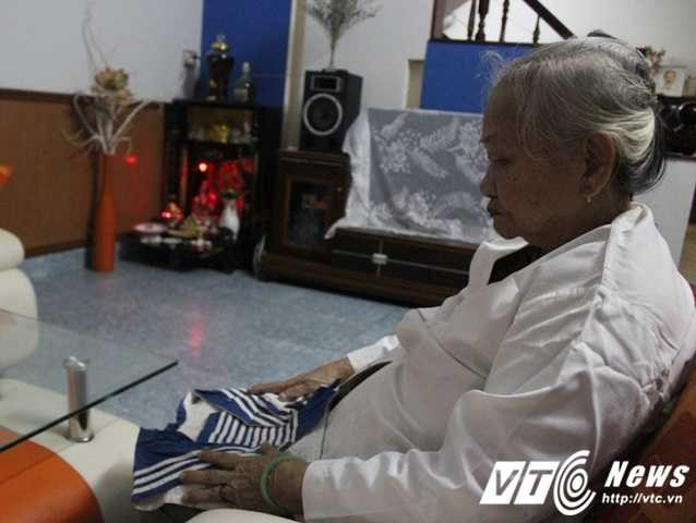 Suốt 28 năm nay, bà mẹ liệt sĩ Lê Thị Muộn luôn nâng niu tấm áo hải quân của con trai mình Suốt 28 năm nay, bà mẹ liệt sĩ Lê Thị Muộn luôn nâng niu tấm áo hải quân của con trai mình
