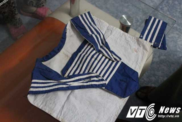 Phần yếm áo được tháo ra từ tấm quân phục hải quân cũng được mẹ xếp cẩn thận để trên gối ngủ Phần yếm áo được tháo ra từ tấm quân phục hải quân cũng được mẹ xếp cẩn thận để trên gối ngủ