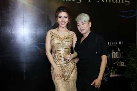 Cùng lúc, người đẹp nhận lời mời của hai công ty sản xuất âm nhạc có tiếng nhưng Y Nhung chọn làm việc độc lập, tự đi bằng khả năng của mình. Y Nhung cho biết, cô luôn sợ bị người khác gọi mình là “bình hoa di động” hay “chân dài đi hát”.