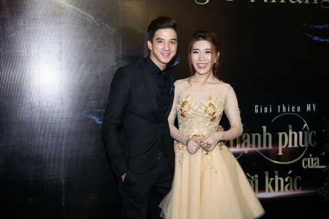 Trên sân khấu, Y Nhung xây dựng hình tượng nhẹ nhàng, sang trọng phù hợp với dòng nhạc trữ tình thì trong các bộ ảnh thời trang lại là hình ảnh gợi cảm, quyến rũ.