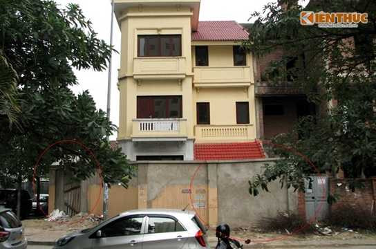 Có nhà còn xây luôn cả bục bê-tông kiên cố trên vỉa hè để trồng cây. Có nhà còn xây luôn cả bục bê-tông kiên cố trên vỉa hè để trồng cây.