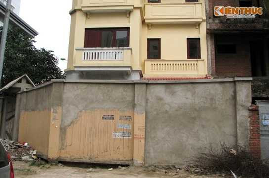 Tại một căn biệt thự khác, chủ nhà ngang nhiên đổi vị trí cổng ra vào. Tại một căn biệt thự khác, chủ nhà ngang nhiên đổi vị trí cổng ra vào.