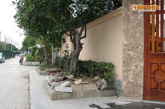 Cụ thể, chủ nhà tự ý xây bịt cổng cũ và mở cổng mới khác sai qui định Cụ thể, chủ nhà tự ý xây bịt cổng cũ và mở cổng mới khác sai qui định