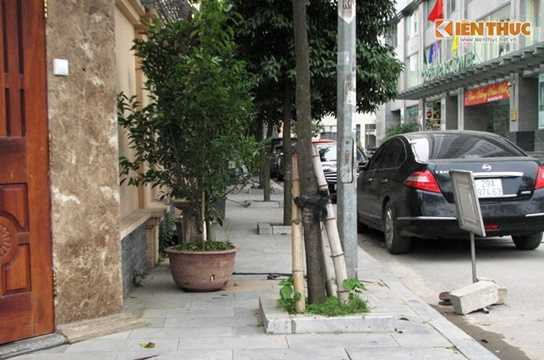 Trước đó, 3.000 m2 đất vườn hoa tại khu đô thị mới Yên Hòa đã bị chiếm dụng làm 2 sân tennis. Tuy nhiên, cuối năm 2015, sau khi tình trạng này được phản ánh, ban quản lý khu đô thị đã dỡ bỏ các sân tennis trái phép này Trước đó, 3.000 m2 đất vườn hoa tại khu đô thị mới Yên Hòa đã bị chiếm dụng làm 2 sân tennis. Tuy nhiên, cuối năm 2015, sau khi tình trạng này được phản ánh, ban quản lý khu đô thị đã dỡ bỏ các sân tennis trái phép này