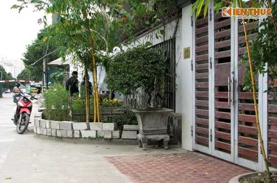 Nhiều cột bóng đèn phục vụ cho sân tennis đã được tháo dỡ, để lại các lỗ nham nhở Nhiều cột bóng đèn phục vụ cho sân tennis đã được tháo dỡ, để lại các lỗ nham nhở