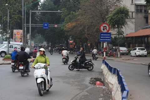 Vòng xe dưới biển cấm, đi vào đường ngược chiều và không đội mũ bảo hiểm Vòng xe dưới biển cấm, đi vào đường ngược chiều và không đội mũ bảo hiểm