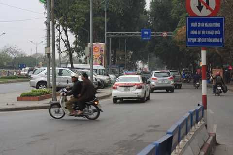 Phi nhanh qua đường ngược chiều để tránh đoàn xe sắp đến Phi nhanh qua đường ngược chiều để tránh đoàn xe sắp đến