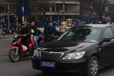 Ngang nhiên phi ngược chiều giữa đoàn xe rất đông Ngang nhiên phi ngược chiều giữa đoàn xe rất đông