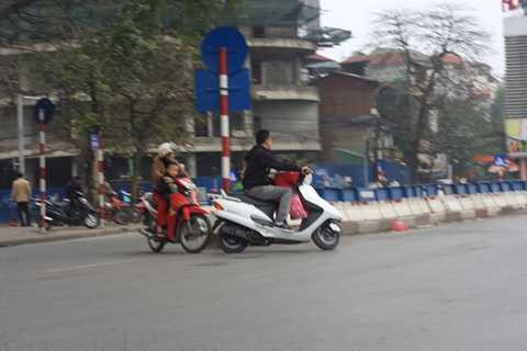 Các phụ huynh đèo trẻ nhỏ không đội mũ bảo hiểm phi vào đường ngược chiều rất nguy hiểm Các phụ huynh đèo trẻ nhỏ không đội mũ bảo hiểm phi vào đường ngược chiều rất nguy hiểm