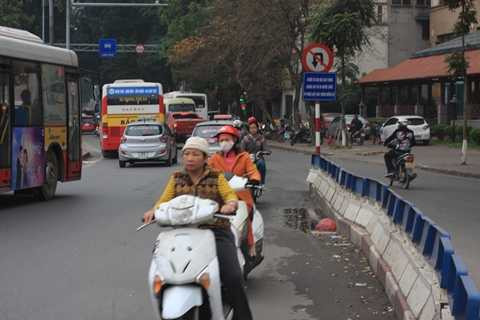 Vòng xe dưới biển cấm, đi vào đường ngược chiều và không đội mũ bảo hiểm Vòng xe dưới biển cấm, đi vào đường ngược chiều và không đội mũ bảo hiểm