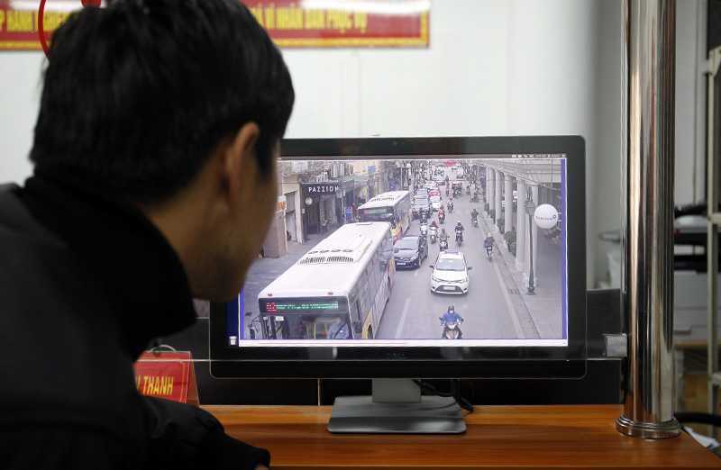 Anh Lê Văn Thật xem lại clip và hình ảnh chiếc xe do anh điều khiển tại thời điểm vi phạm luật giao thông.