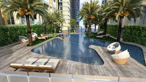 Bể bơi ngoài trời sang trọng như một khu nghỉ dưỡng cao cấp.