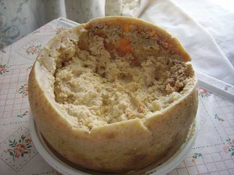 Casu Marzu - pho mát có giòi ở Ý. Món pho mát truyền thống vùng Sardinia (Ý) này không phải là món ăn cho những người yếu tim.Người nông dân thường vắt sữa cừu bằng tay 2 lần mỗi ngày. Sau khi đun sôi sữa cừu trên bếp, họ bắc ra rồi khuấy đều. Bước tiếp theo là đặt pho mát vẫn còn vụn vào khuôn để tạo hình.Sau khi trứng nở thành giòi, những con giòi bắt đầu ăn miếng pho mát. Enzim từ hệ thống tiêu hóa của con giòi phá vỡ lượng chất mỡ của miếng pho mát và đẩy nhanh tiến trình lên men