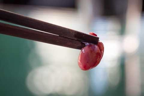 Tim rắn hổ mang. Một món ăn khá nổi tiếng ở Việt Nam và được coi là vô cùng bổ dưỡng cho các quý ông. Tim rắn hổ mang khi vẫn còn đập được ăn sống hoặc cho vào ly rượu để cùng thưởng thức