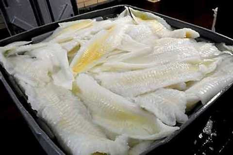 Thịt cá thối. Đây là một món ăn truyền thống của người Na Uy được làm từ loài cá tuyết đặc trưng. Đầu tiên, để tẩy sạch, cá được ngâm trong dung dịch nước giặt quần áo hoặc chất kiềm trong nhiều ngày cho đến khi da cá bị phân hủy thành màu bàng bạc. Lúc này, thịt cá cũng bị phân hủy phần nào, chảy nước nhơn nhớt và bốc mùi.