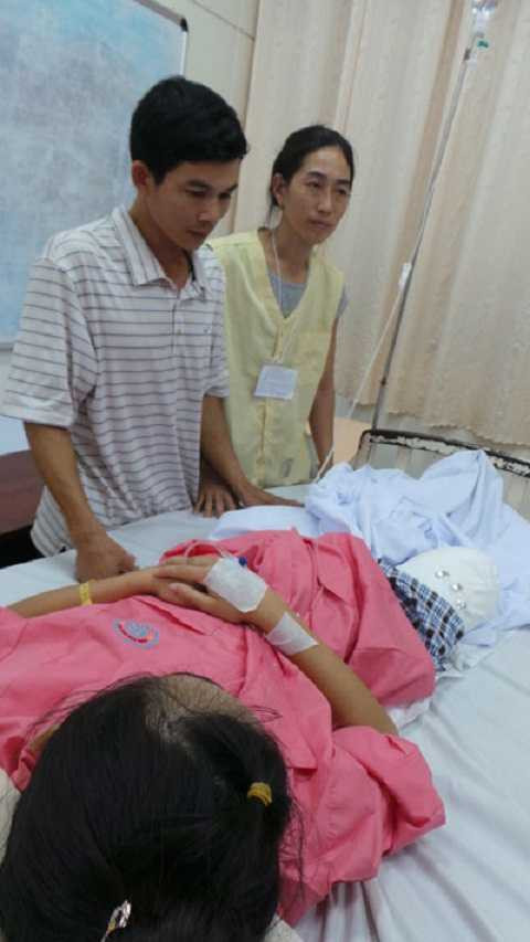 Gia đình em Hà vi tại bệnh viện Chợ Rẫy(TP.HCM)