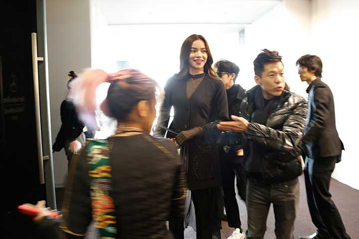 Nhân chuyến công tác tại Nhật Bản, Hồ Ngọc Hà đã sắp xếp có mặt tại Tuần lễ thời trang Tokyo – Tokyo Fashion Week 2016 để chung vui và ủng hộ với NTK Công Trí.