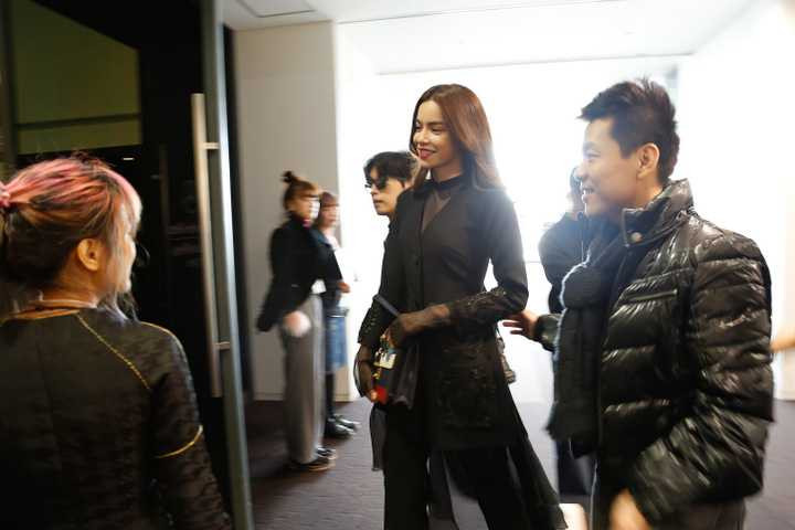 Giọng ca Xóa kí ức chia sẻ, hiện cô đang có chuyến công tác tại đất nước mặt trời mọc, may mắn trùng với thời gian diễn ra tuần lễ thời trang Tokyo Fashion Week Fall/Winter 2016 nên dịp này, nữ ca sỹ tranh thủ có mặt tại buổi diễn để ủng hộ tinh thần cho người anh, người bạn thân thiết trong nghề là NTK Công Trí.