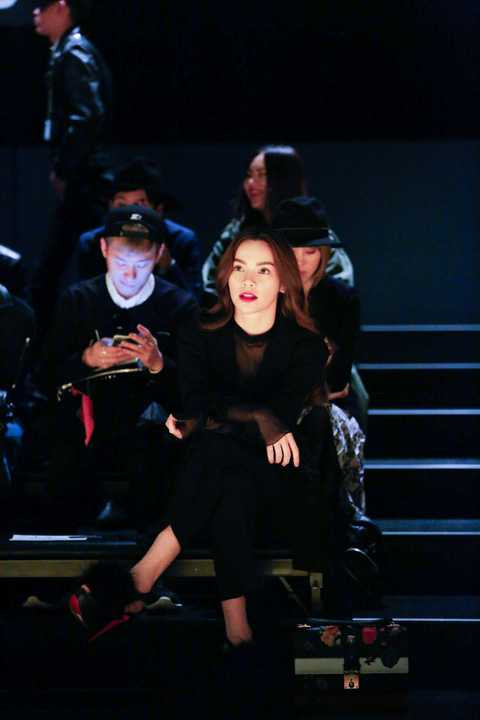 Có mặt tại đêm diễn mở màn, Hồ Ngọc Hà diện nguyên cây đen – đây là bộ trang phục nằm trong BST mới mà Công Trí thiết kế riêng cho cô. 