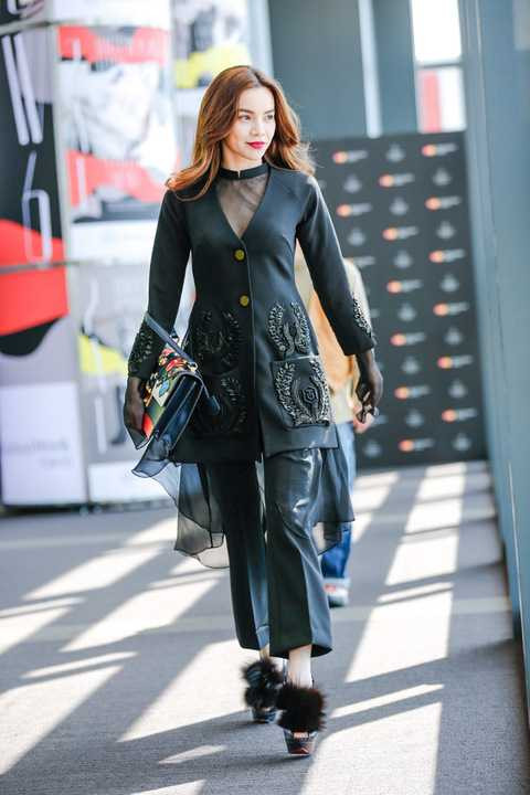 Chia sẻ tại Tokyo Fashio Week, Hồ Ngọc Hà cho biết chị cảm thấy rất vui mừng khi hội ngộ nhà thiết kế số 1 Việt Nam tại xứ sở hoa anh đào. Nữ ca sỹ lấy làm vinh dự và ngưỡng mộ khả năng sáng tạo, lao động nghệ thuật nghiêm túc cùng những thành quả nghề nghiệp của Công Trí. Khoảnh khắc BST No.9 của anh được trình diễn tại một trong 4 tuần lễ thời trang danh giá nhất thế giới cũng khiến chị lắng đọng cảm xúc, tuôn trào lòng tự hào dân tộc khi thời trang Việt ngày càng chứng tỏ được sự phát triển, hội nhập trên sàn diễn quốc tế.