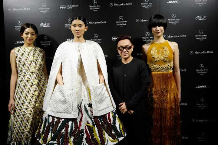 Buổi trình diễn BST No.9 “Lúa” của NTK Công Trí - đại diện duy nhất & chính thức của Việt Nam được mời tham dự vừa kết thúc cách đây không lâu. Với việc sử dụng lụa lãnh Mỹ A, những thiết kế Haute Couture mới nhất của Công Trí đã gây được ấn tượng với bạn bè quốc tế. Công Trí đã kể cho khán giả thế giới nghe câu chuyện về người phụ nữ Việt Nam bằng một cách thức khác biệt và đầy sáng tạo. Bộ sưu tập Haute Couture mới nhất tiếp tục là tấm gương phản chiếu hành trình mặc tưởng và chiêm nghiệm thú vị trong tâm tưởng nhà thiết kế, được cô đọng lại bằng thứ ngôn ngữ thời trang giàu tính biểu tượng và đong đầy cảm xúc.