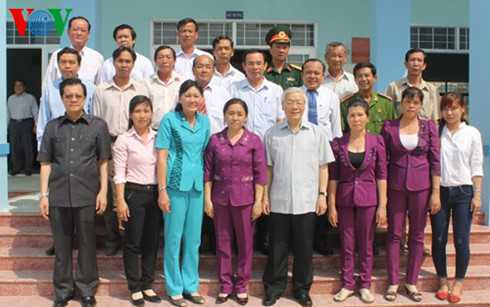 Tống Bí thư chụp ảnh với cán bộ, đảng viên xã Gia Thuận và huyện Gò Công Đông