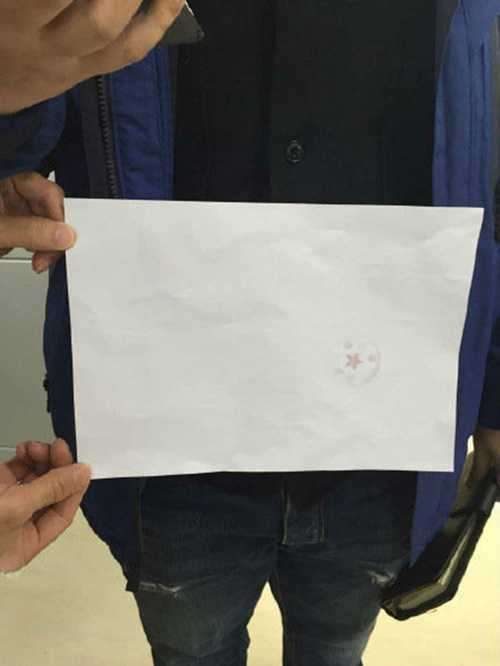 Trào lưu khoe vòng eo mỏng như giấy A4