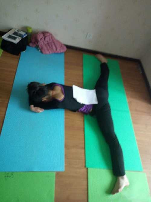 Trào lưu khoe vòng eo mỏng như giấy A4