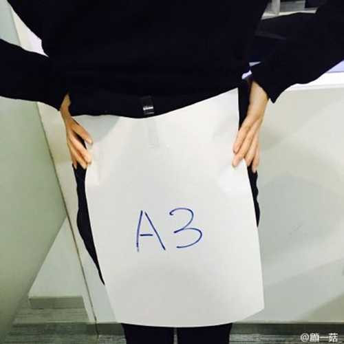 Trào lưu khoe vòng eo mỏng như giấy A4