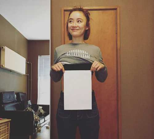 Trào lưu khoe vòng eo mỏng như giấy A4